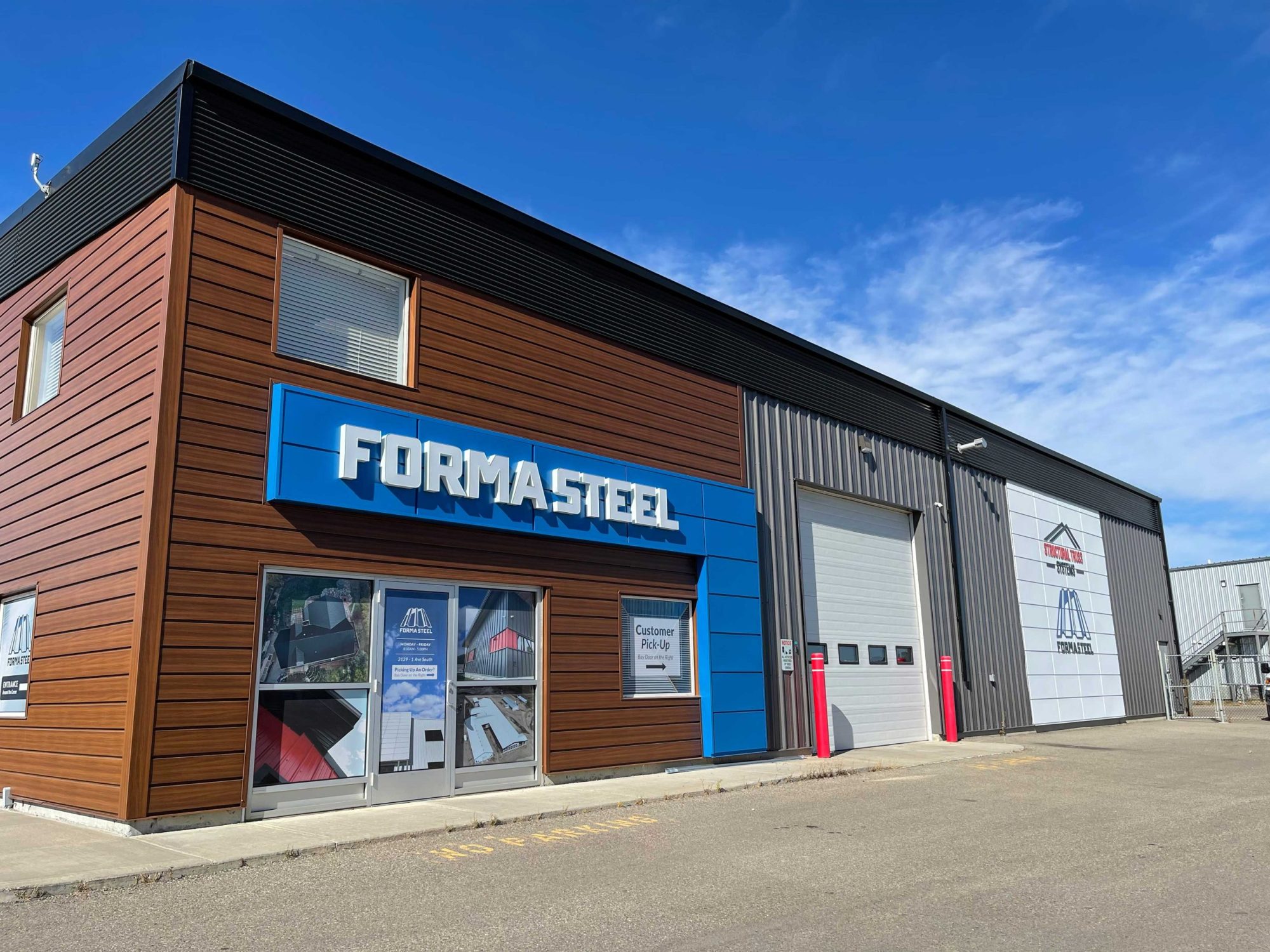 Forma Plank in Espresso Woodgrain with Expand Modular in Royal Blue and Arctic White